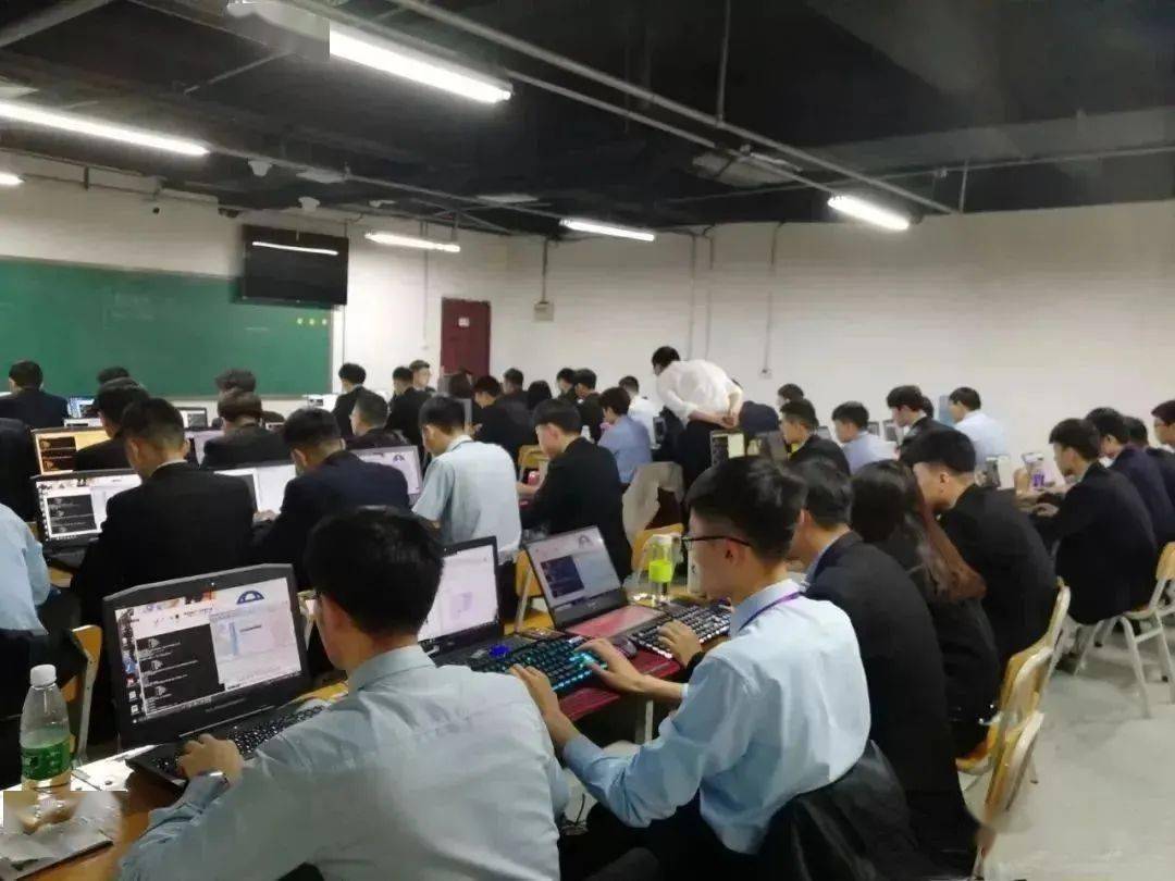 八维教育培训学?；チ幸蹬嘌?/></p><p><br/></p><p>　　校企合作与产教融合更是进一步拉近了学子与企业距离，让学生参与到真正的项目中去，全方位培养理论扎实、技术过硬、与时俱进的技术技能型人才。除了学生“硬实力”的培养，八维教育培训学?；棺胖嘏嘌摹扒墒盗Α庇搿叭硎盗Α?，通过多种形式的课余活动全方面提升学生的综合素质。八维教育培训学校的精英们早已整装待发，为全面“加快数字化发展，建设数字中国”而贡献出自己的一份力。</p><p><br/></p><p>　　八维教育培训学校的优势课程体系课程体系包括几十项理论与实训内容，其中包括网页设计和程序设计基础的软件应用、商业空间表现、商业综合体设计、展示室内设计等，适合你未来就业的任何一个方向都游刃有余。</p><p><br/></p><p style=