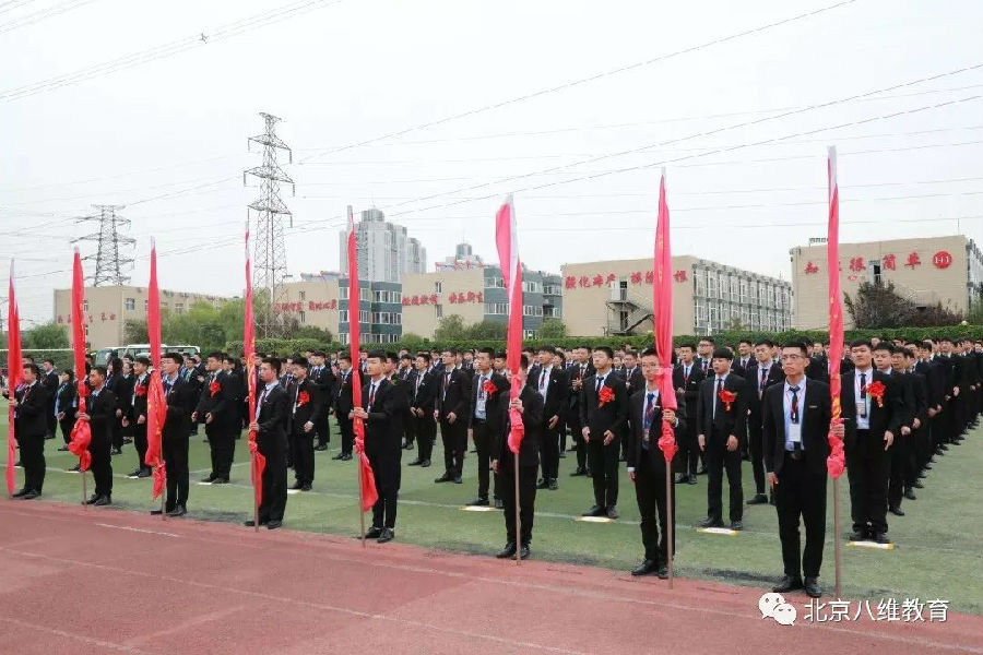 八维学校探索互联网时代的传媒教育开启学子传媒职业之路