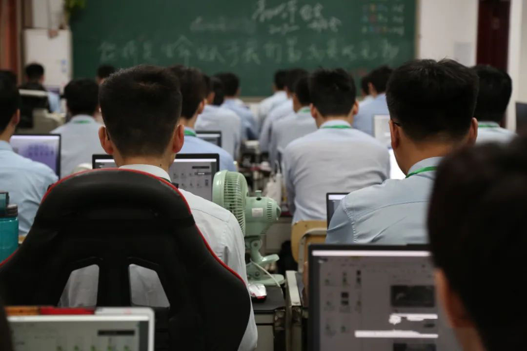 八维学?？糁悄苁贝萍即葱轮门嘌斯ぶ悄芗际趿炀瞬?/></p><p>　　一直以来，八维学校坚持校企合作与产教融合的机制推动技能型人才培养。多年来，八维与名企合作，为青年才俊与企业架设了沟通的桥梁，在真实的工作场景中，积极推进"实训标准化"，通过跟踪学生的实训进度，在实训过程中稳扎稳打，确保学生的学习效果，为就业打好基础，方便企业结合当地特色产业发展寻觅人才，也方便人才更加了解企业用人需求。</p><p>　　发展数字经济的关键在于人才是否能够在数字生活实践中反思<a href=