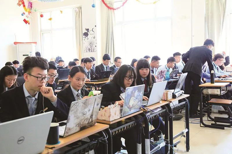 八维学?？艚逃腔刍贝嘌幸导际跄芰π枨?/></p><p>　　在师资力量方面，八维学校凭借着聘用具有丰富一线工作经验的技术专家组成"双师型"师资，老师既有过硬的理论知识，又有知识落地企业后的实际经验，他们不仅传授专业知识，更会在课堂中，根据企业用人需求和应用技术发展而更新的课程体系，以及采用真实企业级项目的实训，将多年的工作经验倾囊相授，让学生具备了直接上岗工作的实力，全力为学生就业保驾护航。学校通过实践教学、实习实训、就业服务等方式使学生在实际应用中不断提高自己的网络技术能力，从而满足社会对高素质计算机人才的快速增长需求。</p><p style=