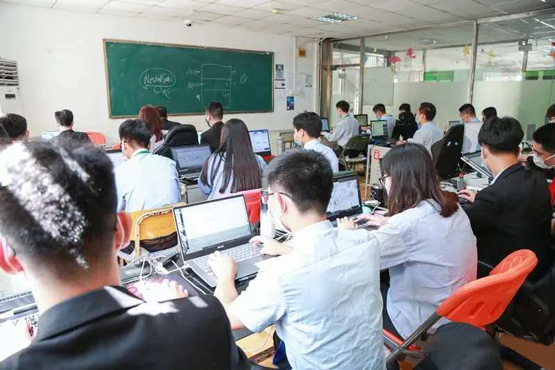 八维职业学?？羧卵疤逖榻馑叨耸只瞬抛椭?/></p><p>　　八维职业学校深耕28年，紧跟市场潮流，紧随国家政策，风口在哪里，我们就把专业布局在哪里；需求在哪里，我们就把人才培养方向定在哪里。多年来，为我国互联网行业输送了大批优秀的人才，从2021年至今，学生就业人数不断攀升，好消息频传。这都有赖于八维职业学校"靶向培养、精准就业"的教学模型，让学子们一次次把握机遇，赶做时代的弄潮儿。</p><p>　　为了确保学生能够学以致用，八维职业学校的课程体系每年至少更新一次。比如，在20.0课程体系中，专业阶段的设计目标是务实基础，掌握原理，也就是扎实的基本功，保证在以后的工作中，能够有解决问题的思路。</p><p>　　专业高级要能够解决企业级别的?？榭ⅲ谑笛到锥蔚氖焙?，就要求学生能够有企业级项目上线。也就是说，20.0课程体系的最终定位是，培养能够做企业级上线项目的学生！</p><p style=