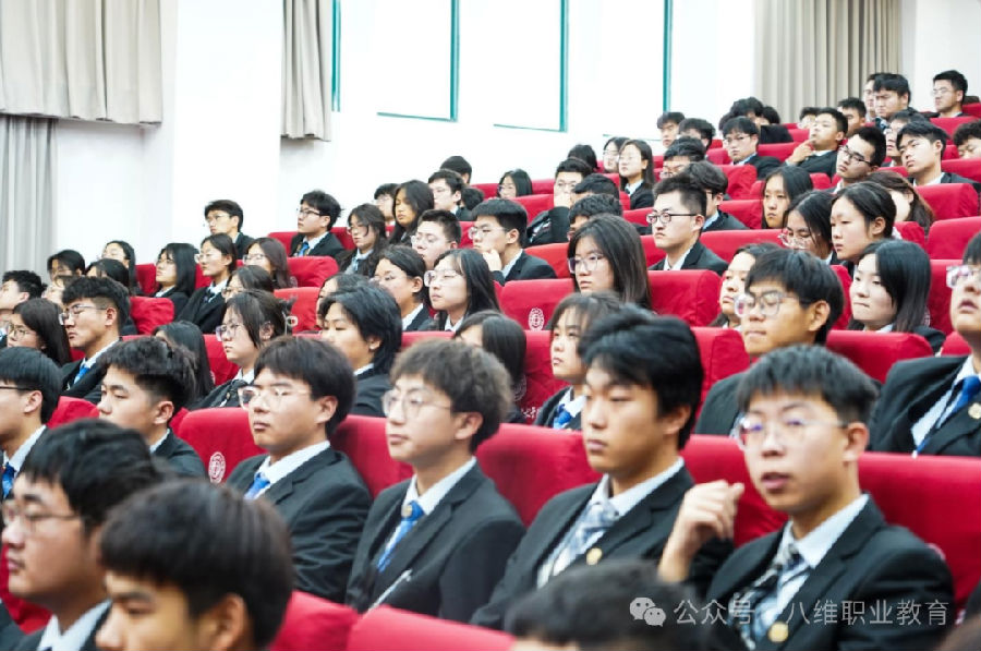 宿迁八维学?？沟诙烊笱耙倒婊笕芭嘌祷?/></p><p>　　本次培训活动不仅是对党中央、国务院关于高校毕业生就业工作决策部署的积极响应，也是深入落实教育“立德树人”根本任务的重要举措。八维集团也将以此为契机，在尤明曦董事长的带领下，继续全面贯彻落实教育“立德树人”根本任务，持续关注学生的职业发展需求，并为学子们提供更加专业、高效的职业规划指导和服务。</p><p>　　展望未来，八维集团宿迁职业技术学院将不忘初心，牢记使命，以助力学生高质量就业为目标，不断创新教育模式，优化职业规划指导服务，为每一位学子实现职业理想保驾护航。相信在八维的助力下，更多学子将无畏风雨、勇往直前，开创属于自己的辉煌未来！</p>														    <p>标签：
																														<span style=