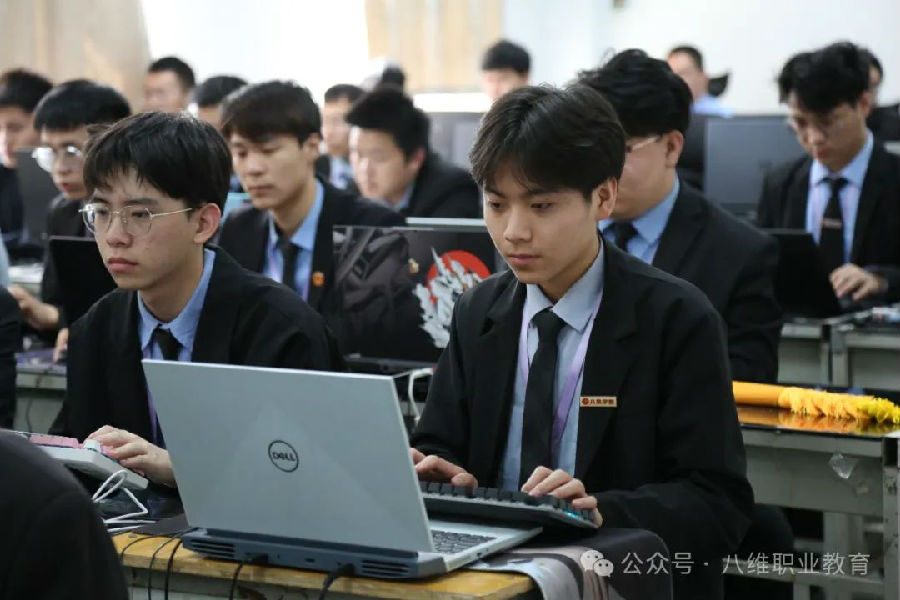 八维职业学?？炖殖刹诺奈滞辆鸵档募崾岛蠖?/></p><p>　　“快乐”是八维职业学校核心价值观的内容，“快乐成才”更是我们的追求。因此，八维职业学校采用“成就驱动教学法”，以案例教学为核心，引导学生主动学习。教学流程包括案例分析、知识获取、知识运用、知识扩充和创造发挥，旨在通过解决实际问题让学生获得成就感，并提高自主学习能力。教师努力营造快乐的教育环境，开发学生潜能；学生刻苦学习知识，磨练实践技能。</p><p>　　八维职业学校还注重营造快乐创新的学习环境，通过组建学习小组，促进学生间的交流与合作，让学习变得如同游戏般有趣。学生在小组中共同面对挑战，分享成功的喜悦，从而提升学习的积极性和学习效果，让学习过程不再枯燥乏味。在八维职业学校寓教于乐的课堂中，学生不仅能收获知识，还能感受快乐。八维职业学校提供多彩舞台让学生展示才华、丰富知识、提升技能和挖掘潜力。班干部、学生会成员和社团组织者通过竞职演讲产生，锻炼思维能力和表达力。早课、日课、晚课的分享让学生复盘学习内容，成为价值传递者，同时提升语言组织和沟通能力。这种环境全面促进了学生的成长和发展。</p><p style=