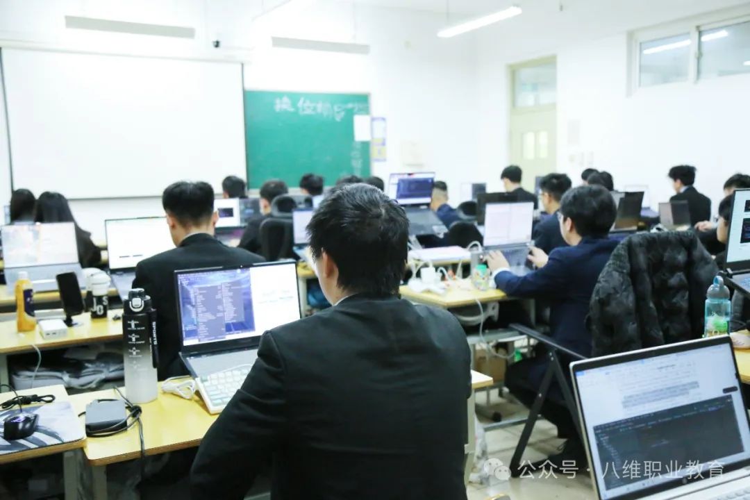 上海网站工程培训机构哪个口碑好推荐八维职业学校的理由