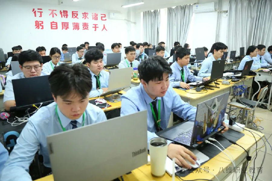 ?江苏宿迁八维学校解锁人工智能领域的金钥匙铸就未来科技精英