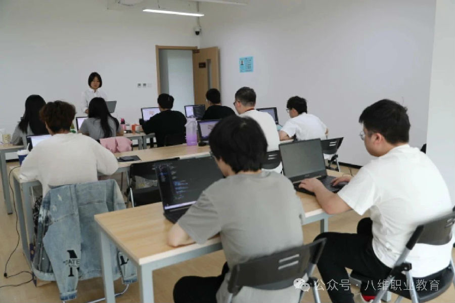 八维职业学校AI教育的先锋塑造未来科技巨擘的摇篮