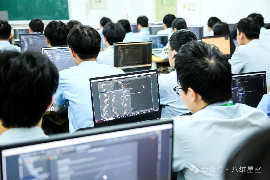 八维职业学校AI教育的先锋塑造未来科技巨擘的摇篮