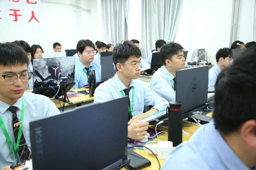 八维职业学校AI教育的先锋塑造未来科技巨擘的摇篮