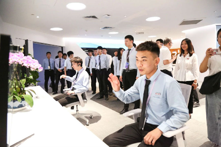 八维职业学校解锁AI未来之门扬帆起航智慧教育新篇章