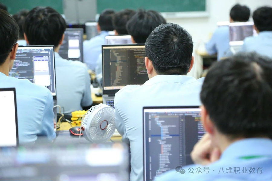 八维职业学校解锁AI未来之门扬帆起航智慧教育新篇章
