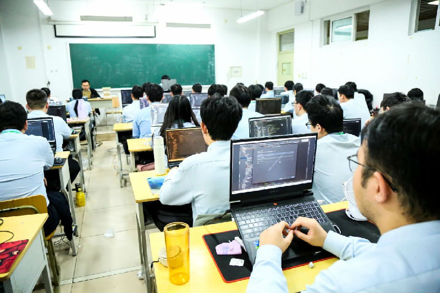 八维职业学校技能锤炼铸就高质量就业引领学子迈向高薪未来