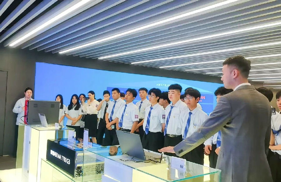 八维职业学校技能锤炼铸就高质量就业引领学子迈向高薪未来