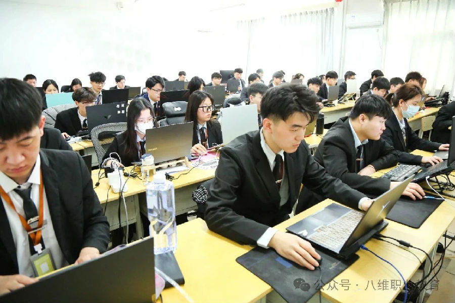八维职业学?？糁腔畚蠢葱潞匠桃炜萍夹率贝绷?/></p><p>　　作为职业教育领域的佼佼者，八维职业学校始终站在时代前沿，紧跟互联网发展与变革的步伐，致力于打造符合市场需求、具备实战能力的数字技术人才，为行业输送了一批又一批高质量的专业人才。</p><p>　　在课程设置上，八维职业学校紧密围绕互联网行业的发展趋势，开设了包括大数据、云计算、人工智能、物联网等一系列前沿技术课程。同时，学?；棺⒅亟砺壑队胧导僮飨嘟岷?，通过项目实训、模拟演练等方式，让学生在实践中掌握技能，提升实战能力。此外，学校还与多家知名企业建立了合作关系，为学生提供实习实训和就业推荐服务，进一步拓宽了学生的就业渠道。</p><p style=
