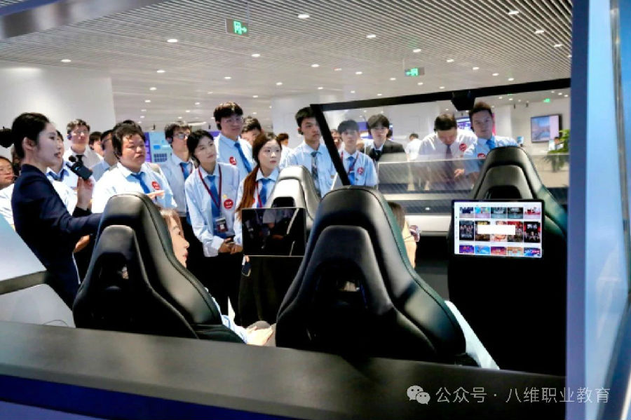 八维职业学?？粲胖示鸵敌氯懒炫芪蠢粗俺♂鄯逯?/></p><p>　　云计算是数字化的重要底座。云计算作为人工智能时代的关键基础技术，是人工智能深度赋能实体行业的必要基座，也是加快形成新质生产力，推动我国数字经济走向新发展阶段的重要助力。2024年，我国云计算市场规模达8288亿元，同比增长34.4%，保持较高增速，以云为基座的数智市场格局已经形成。随着量子计算、区块链、人工智能与云计算的融合革新，云计算的边界将进一步扩展，预计到2030年我国云计算市场规模将突破3万亿元。云计算与后端开发作为企业数字化转型的基础支撑，2025年下半年的需求依然旺盛。除了以上几个专业方向外，被称为空中“新基建”的低空经济，无论是政策统筹还是行业发展都展现出了广阔的发展潜力，被看作是下一个“万亿级蓝?！绷煊?。元宇宙与数字内容被称为虚实融合的“造梦工厂”。文旅部推出元宇宙景区建设指南，抖音虚拟人直播带货GMV破百亿。虚实交互设计师、3D模型设计师缺口达80万，游戏电商建模需求暴增。还有大数据、物联网、新媒体直播......</p><p>　　很多人好奇，为什么有的人能找到好工作？有的人只能在家迷茫？关键点在于，是否了解时代，是否知道时代中就业的真相是什么！对于毕业生而言，2025年下半年是进入IT行业的黄金时机。无论选择哪个方向，持续学习和技能更新都是IT从业者的必修课。在这个技术飞速迭代的时代，只有保持敏锐的行业嗅觉和强大的学习能力，才能在职业发展道路上走得更远。对于大多数求职者来讲，我们也需要从几个方面来重构自己的竞争力：一是技能升级，二是赛道选择。</p><p style=