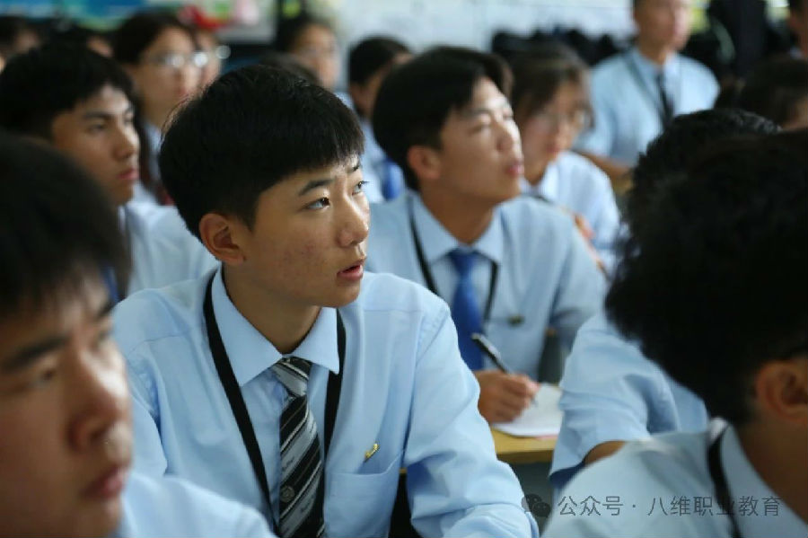 八维职业学?？糁悄芙逃录驮馑志昧煊蛭尴蘅赡?/></p><p>　　八维职业学校始终坚持“以市场需求为导向，以岗位要求为标准，以优质就业为目标”的课程体系开发原则，每年更新课程。学生要紧跟八维职业学校教学步伐，在十五大专业方向中，根据兴趣或能力选择适合自己的专业和方向。通过学习，掌握扎实的专业知识和技能，才能更好地服务于社会需求。其次，一个人的软实力不容忽视。良好的人际交往、高效的团队协作、敏锐的洞察力以及强大的问题解决能力，都是现代职场中极为重要的素质。八维职业学校通过“学生完全自主管理”来助力学生成为“领袖型”人才。学生自主管理，使学生具备“带领团队达成目标”的企业管理者能力。最后，在面试的短时间内充分展示自己的硬实力和软实力，这样的“巧实力”同样重要。未来的职场将更加青睐那些技能与技巧并存的复合型人才。八维职业学校要求学生在拓宽知识面的同时，也要注重提升个人的适应性和灵活性。</p><p style=