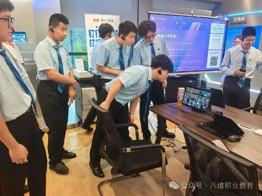 八维职业学校学子去阿里体验电商文化，去百度探索智能驾驶体感