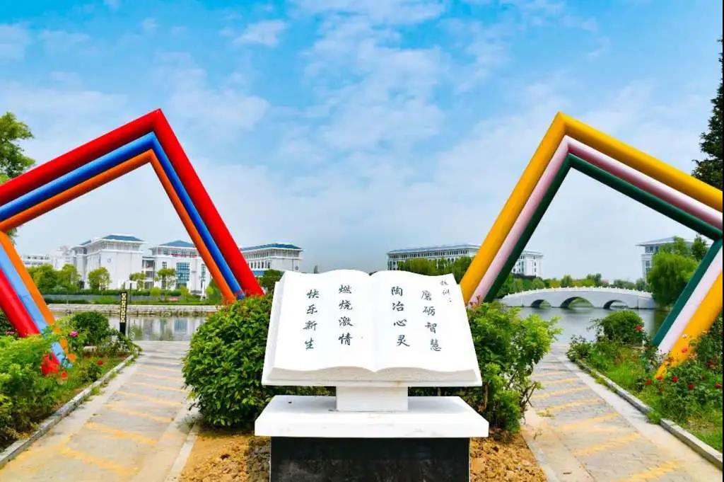 八维教育培训学校提升学生高质量就业