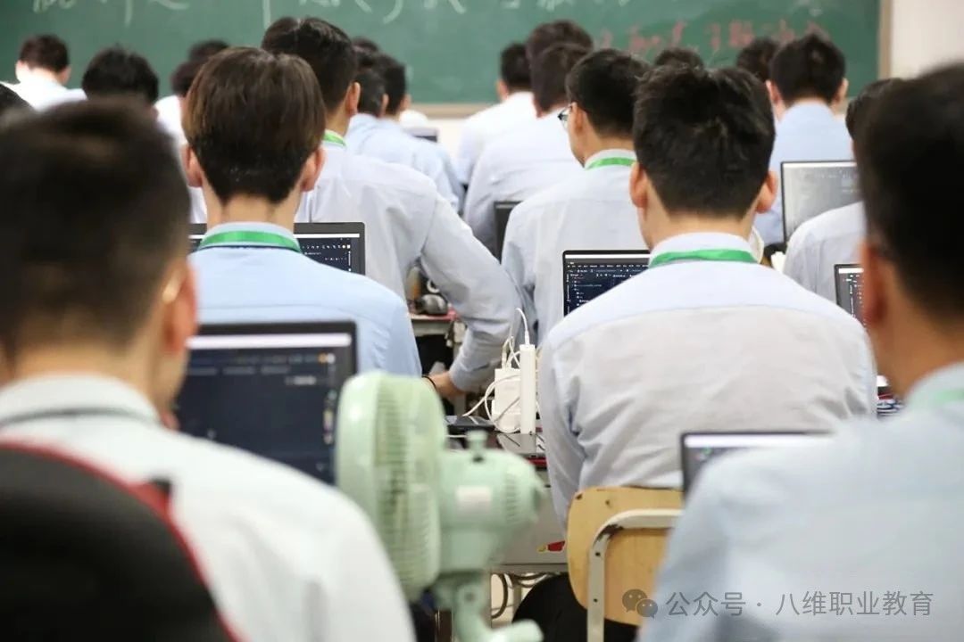 八维职业学校带你了解java开发工程师适合女生吗？