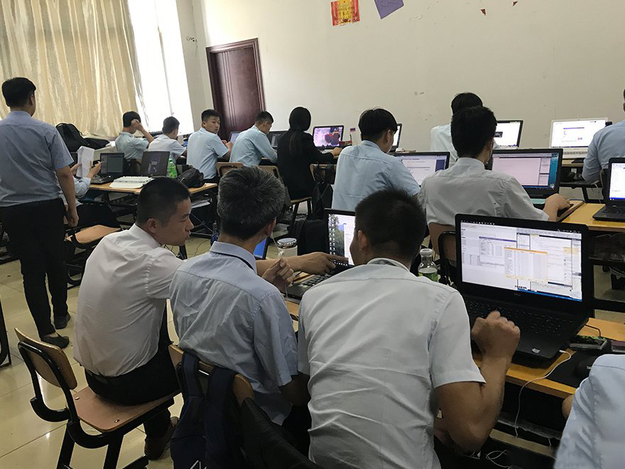 八维学校大数据课程：解锁数据奥秘，塑造未来科技领袖！