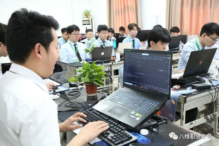 八维学校网络安全工程师：专业守护，技术领航！