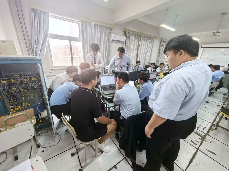 八维学院云计算专业:云端精英的摇篮,铸就未来科技巅峰！