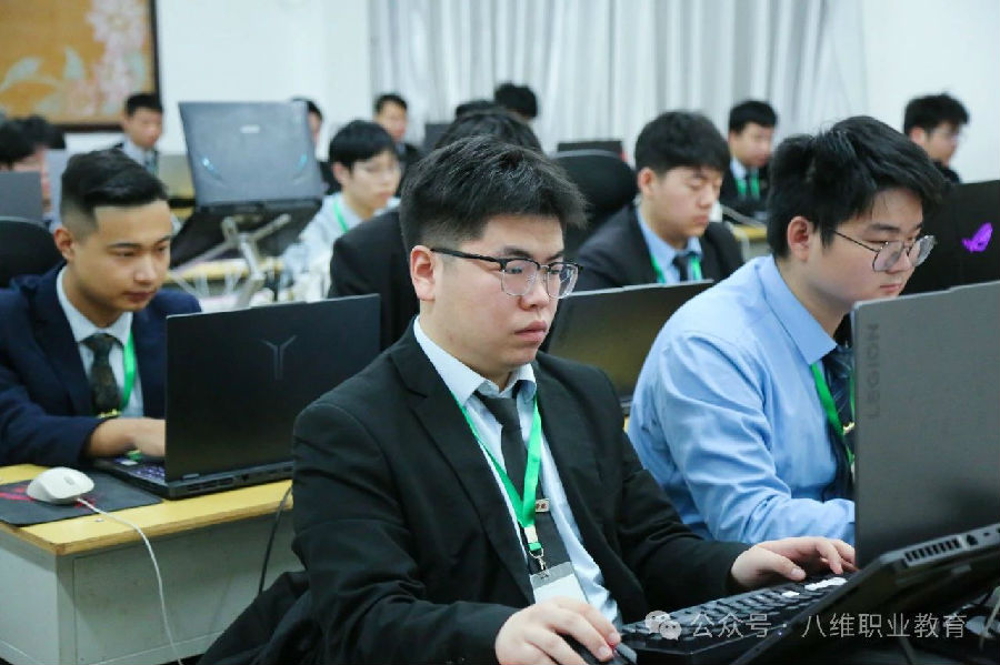 八维职业学校：云计算的巅峰之旅，开启数字新世界！