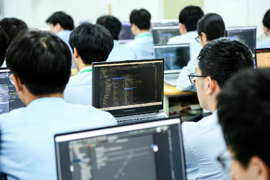江苏宿迁八维学校：璀璨启航AI+教育，塑造未来精英之路！