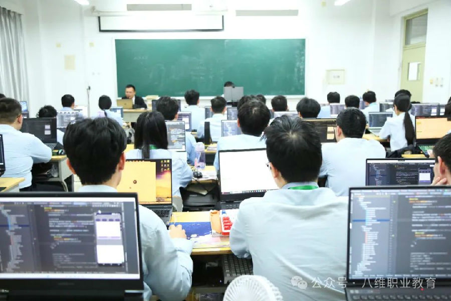 北京人工智能培训机构哪个口碑好？推荐八维职业学校的理由？