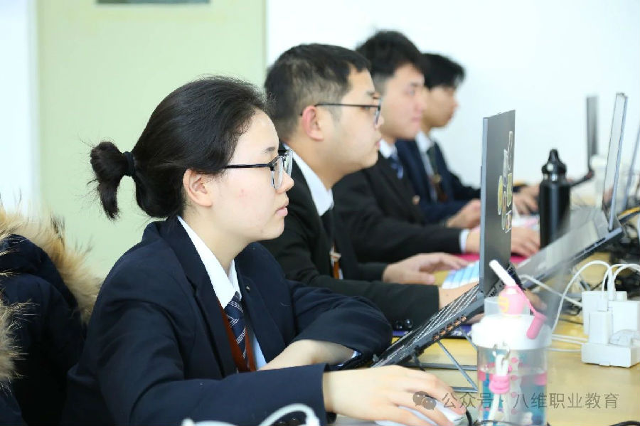 八维职业学校：解锁数字技术未来，铸就数字技术精英！