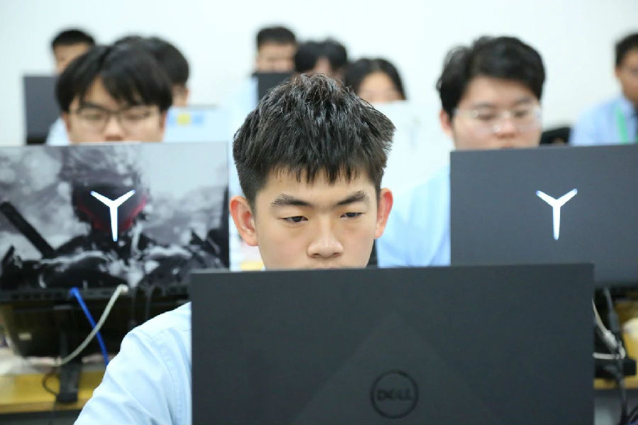 八维职业学校：铸就优质就业的金钥匙，开启未来职场新篇章！