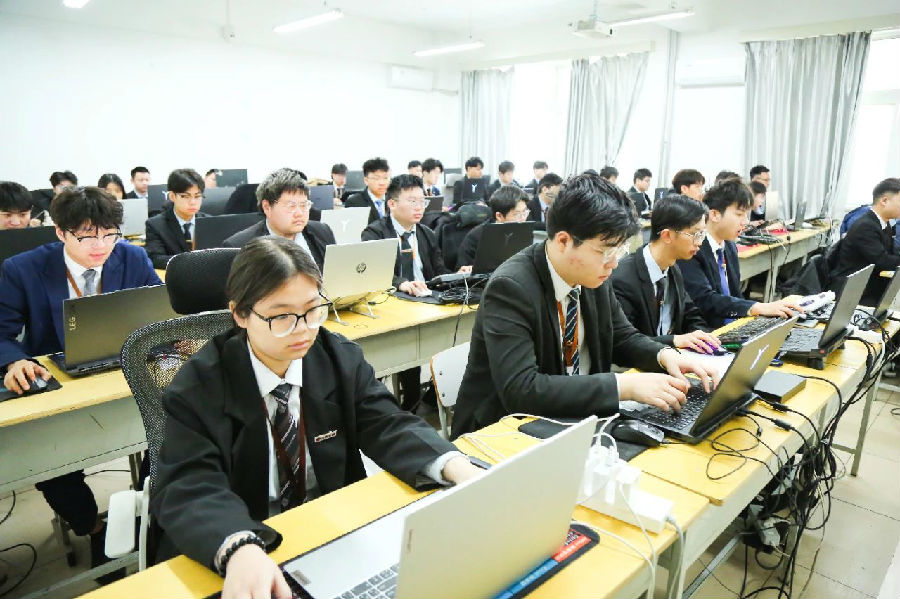 八维职业学校：点燃人工智能梦想，铸就未来辉煌之路！