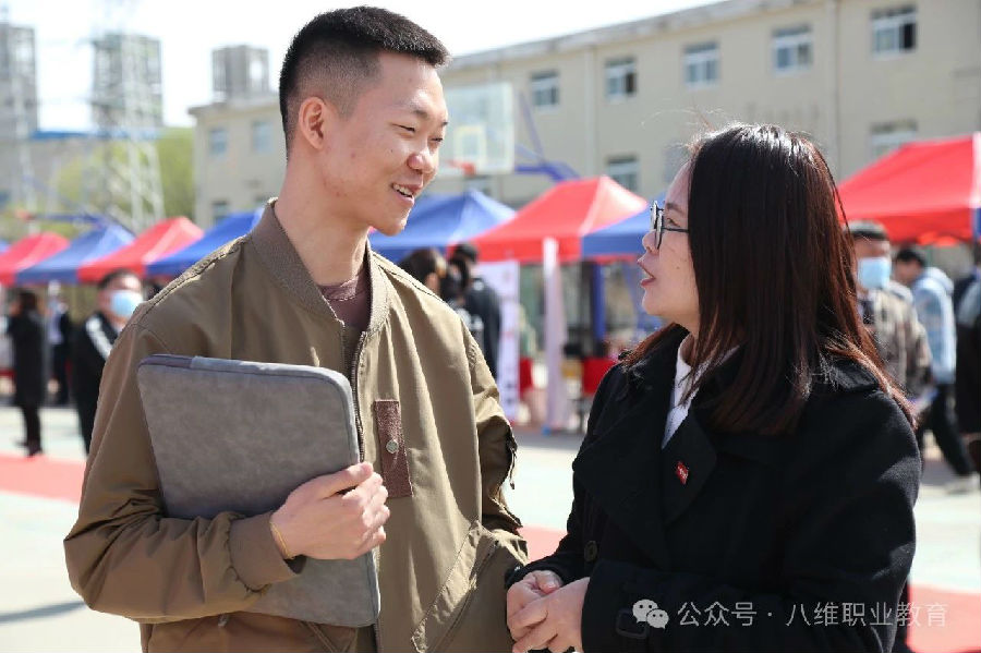 八维职业学校：就业征途上的最佳拍档，携手共创辉煌未来！