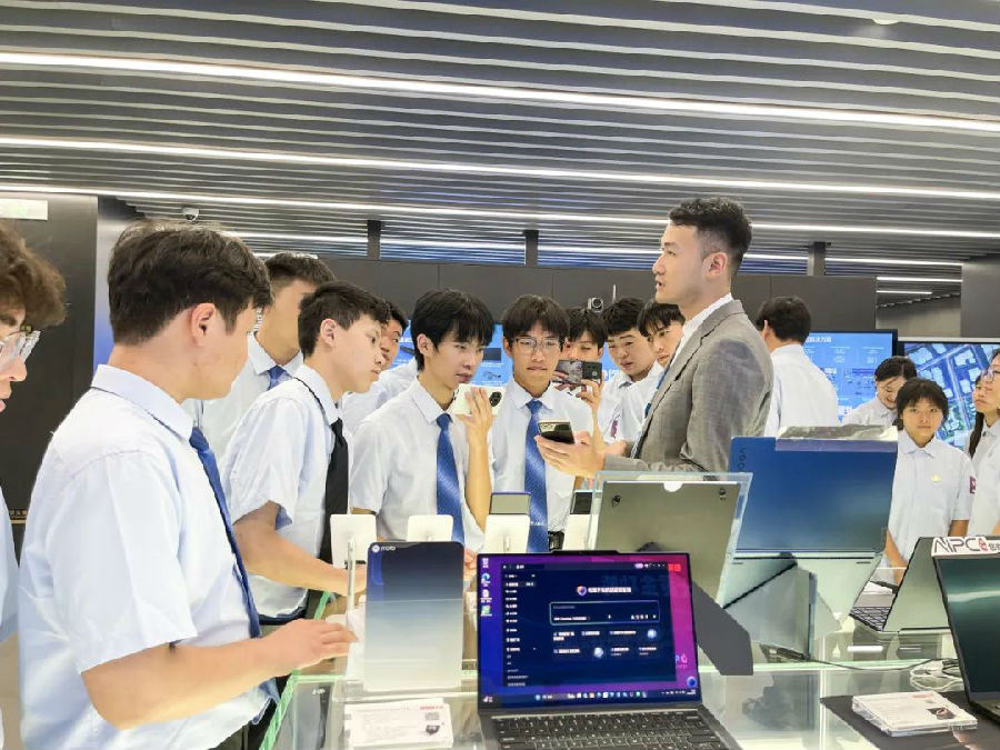 八维职业学校：解锁数字技术新领域，铸就未来IT精英的辉煌之路！