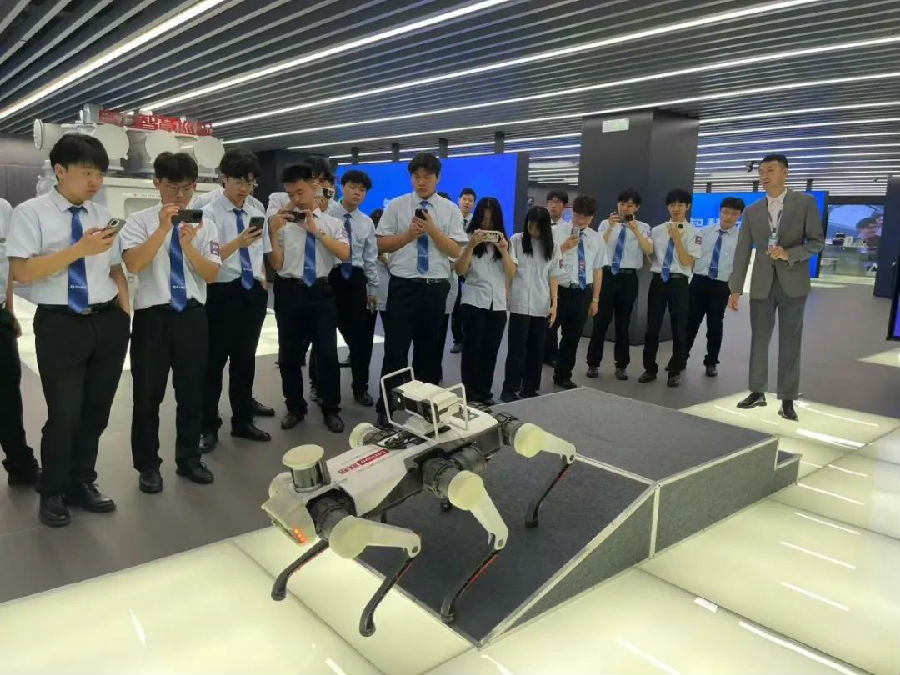 八维职业学校：解锁AI未来之门，扬帆起航智慧教育新篇章！