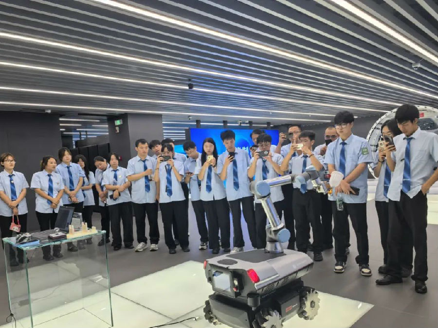 八维职业学校：探索人工智能领域新篇章，铸就科技精英的璀璨舞台！